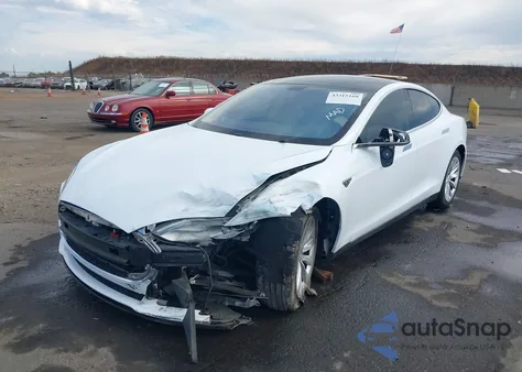 2013 Tesla Model S z USA, uszkodzony, nr VIN 5YJSA1CN7DFP07722